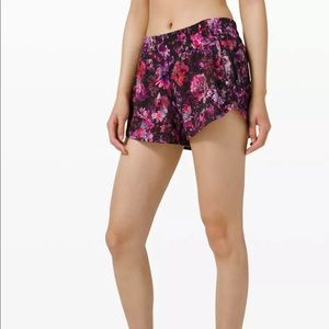 Lululemon - tracker low-rise lined short 4”